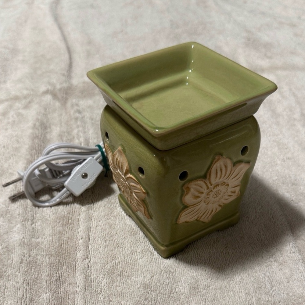 Scentsy Green Floral Electric Wax Warmer - Picture 5 of 5